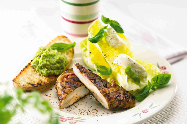 Grillet kylling svøbt i pancetta med ærtepesto