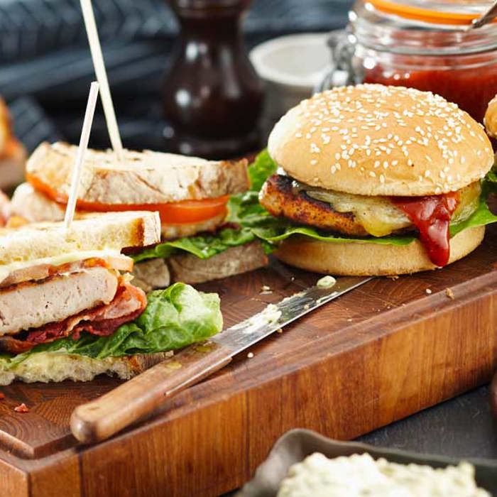 Kyllinge Burger med hvidløgs- og basilikum mayonaise