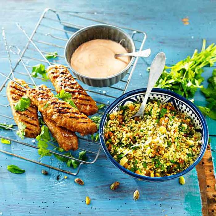 Kyllingespyd med chili yoghurt, couscous salat med mynte og pistacienødder.