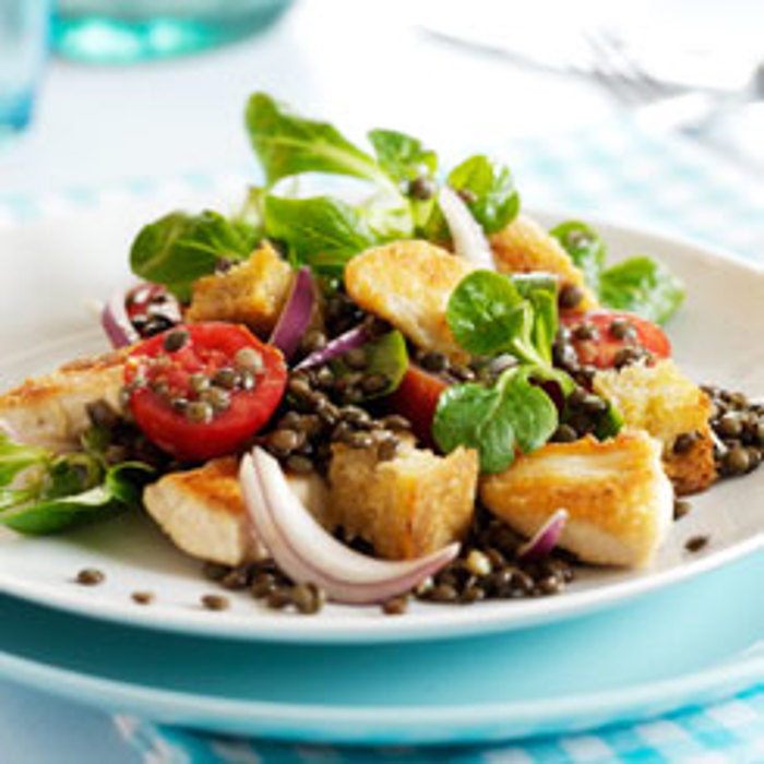 Lun kyllingesalat med tomater, linser og croutoner