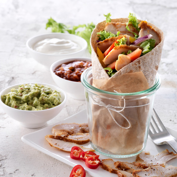Mexikanske pandekager med kyllingekebab og avokadocreme
