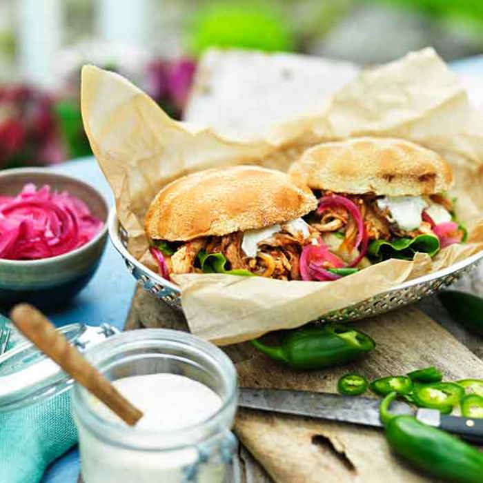 Pulled kyllingeburger med jalapenodressing og syltede rødløg