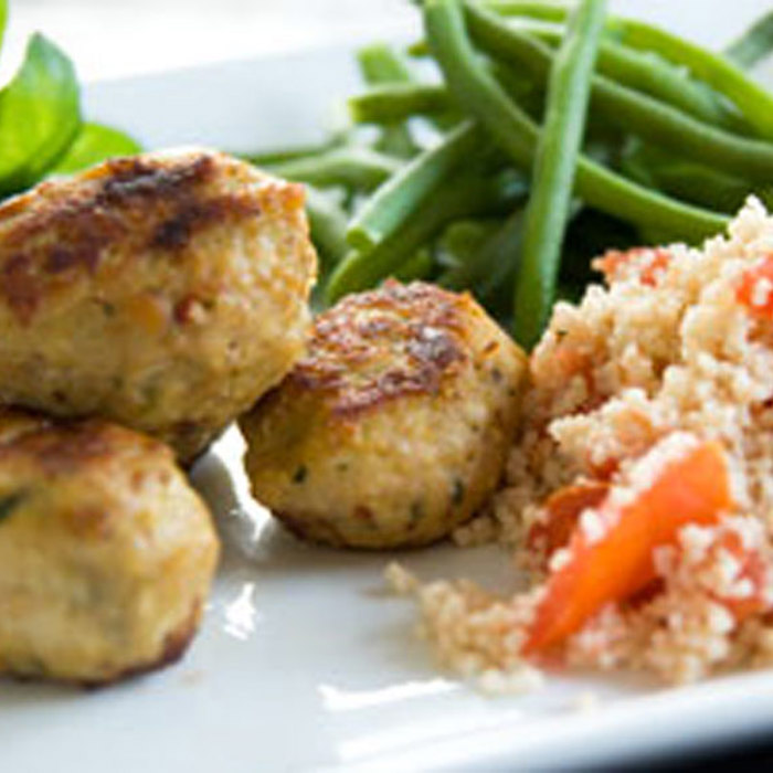 Kyllingefrikadeller med tomat-couscous