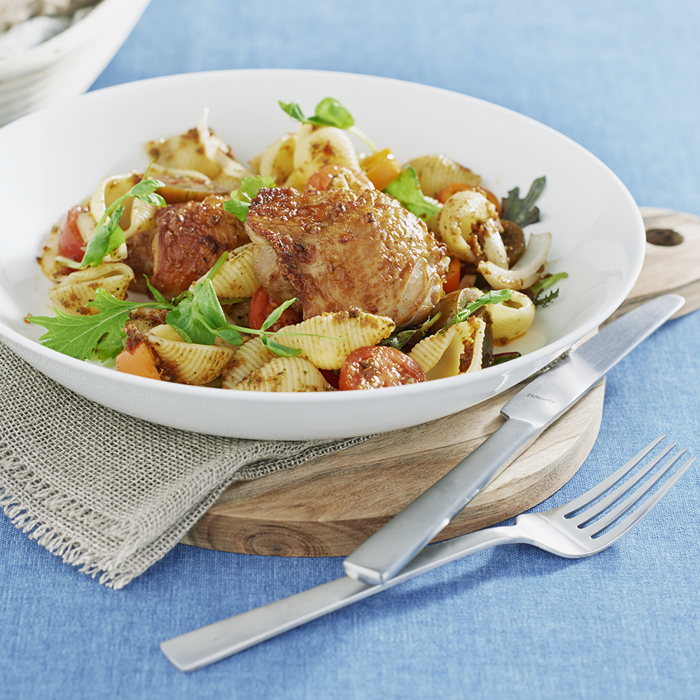 Stegt lårfilet med skind og lun, rød pastasalat