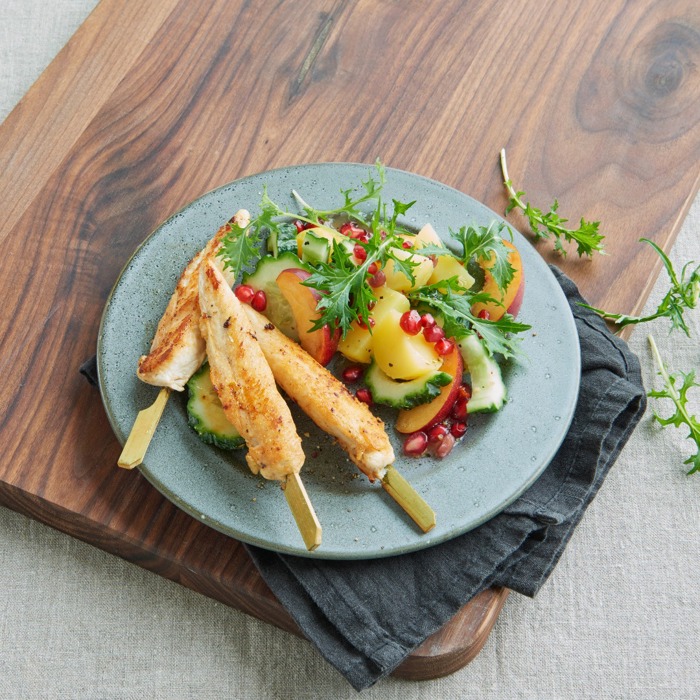 Stegte kyllingespyd med salat og rosenpeber marinade