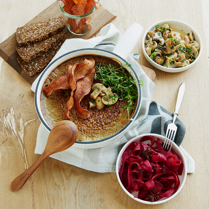 Kyllingeleverpostej med bacon, smørristede champignons og lynsyltede rødbeder