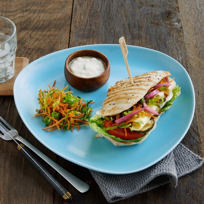 Omvendt kyllingeburger med marineret coleslaw og sennepscreme