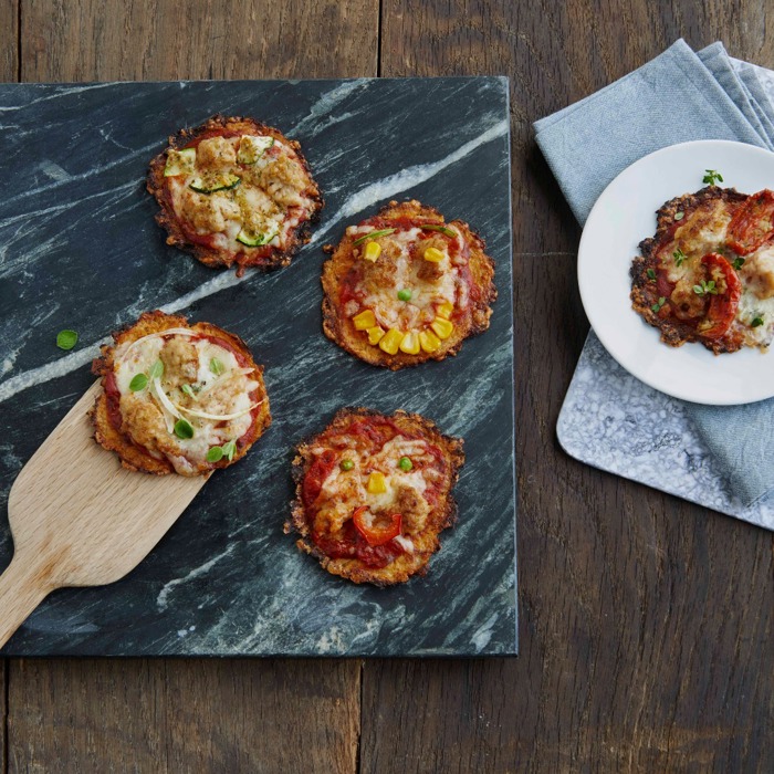 Mikropizza med kylling og sprød grøntsagstopping