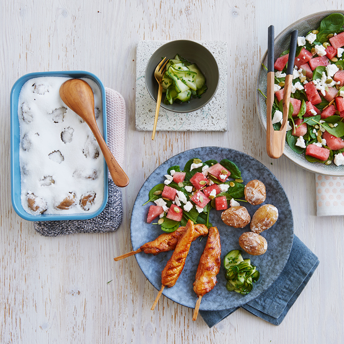 BBQ inderfilet på spyd med saltbagte kartofler og vandmelonsalat