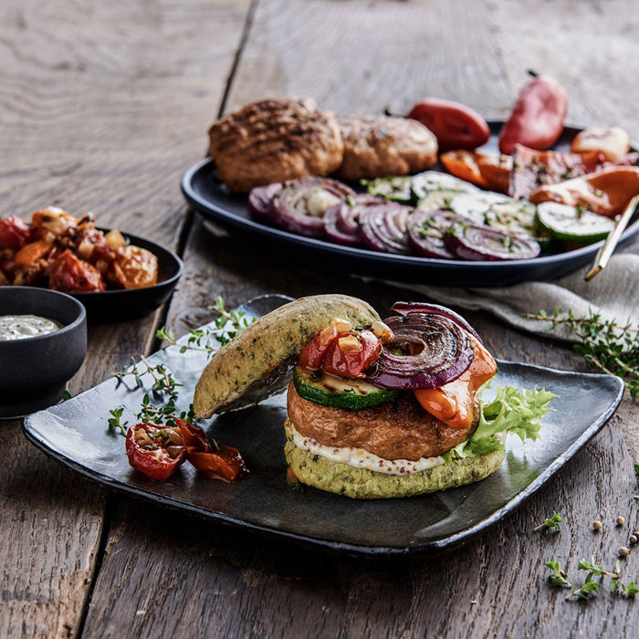 Kyllingeburger med BBQ i ciabattabolle med grillede grøntsager og tomatkompot
