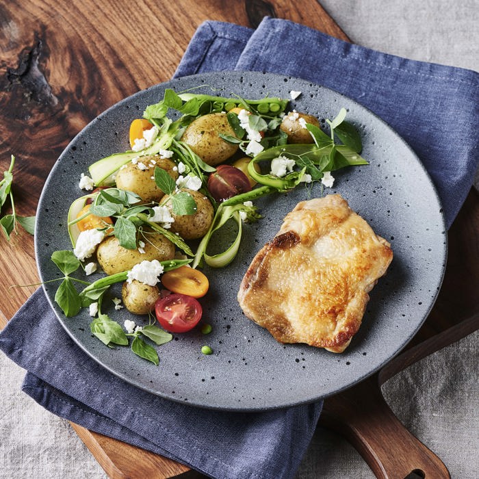 Hele lår uden ben med kartoffelsalat, asparges og feta